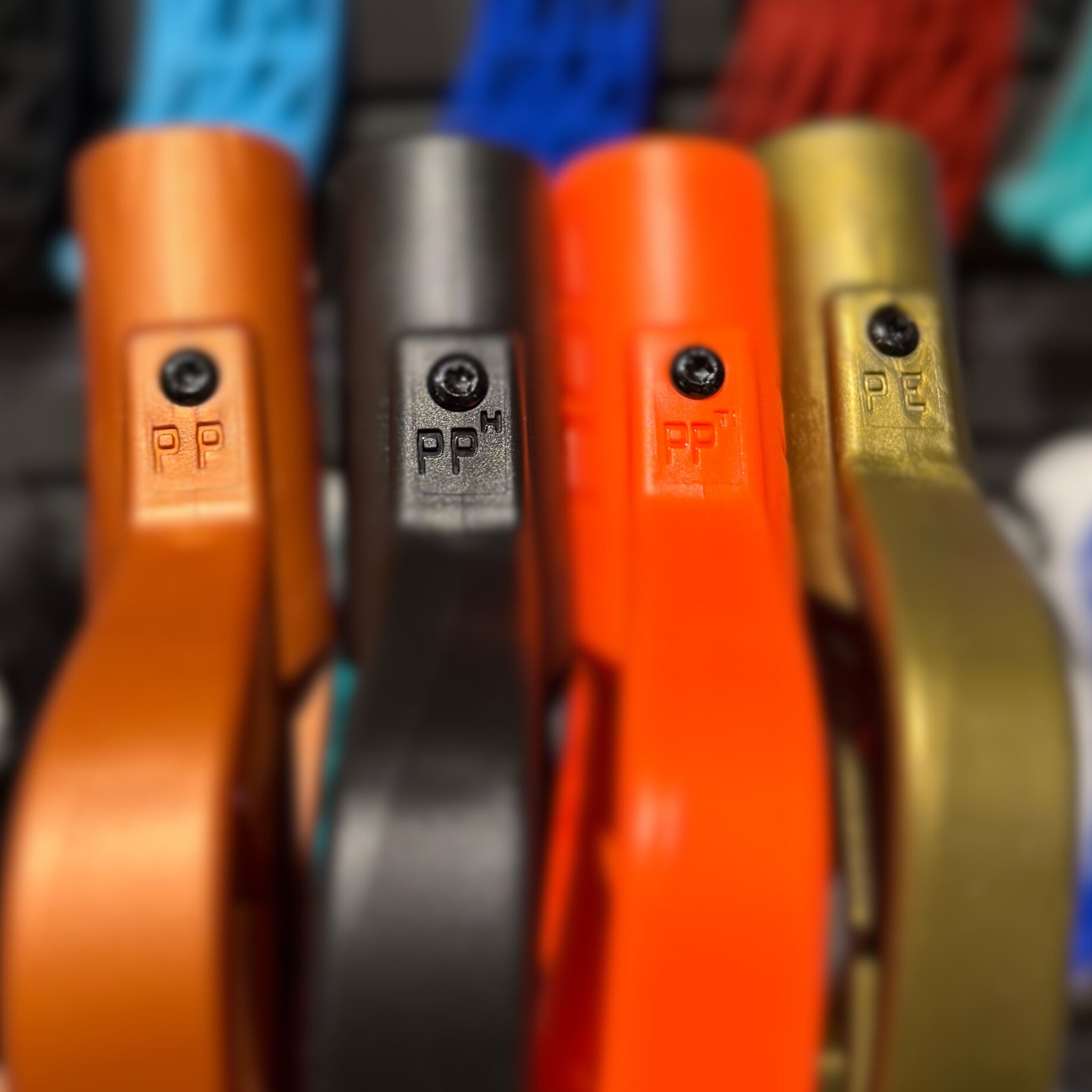 PE, PP och PP+ – så skiljer sig plasttyperna i innebandyblad